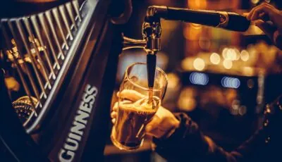Notre top des infos insolites sur Guinness ! 3 Une Guinness en train d'être servie - © bizoo_n