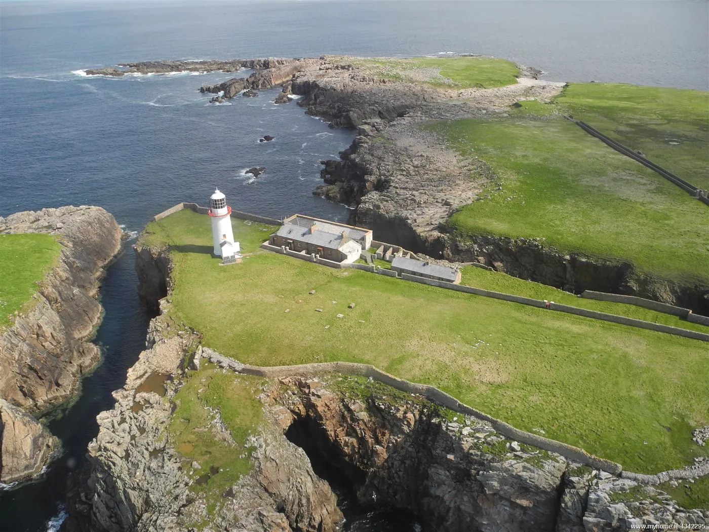 Le phare et son cottage de Rathlin O'Birne island actuellement en vente