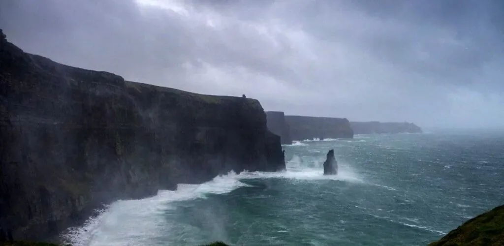 Les 7 traditions irlandaises du Nouvel-an 3 Les Falaises de Moher risquent d'essuyer la tempête Lorenzo