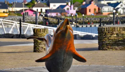 Le dauphin Fungie 2 Une statue hommage à Fungie, à Dingle - Ron Cogswell - cc