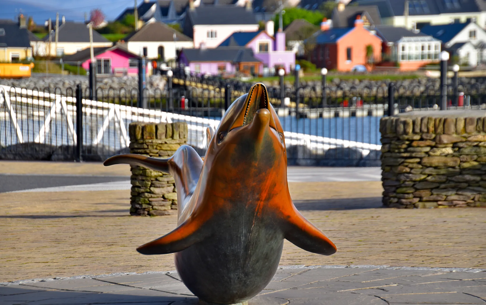 Une statue hommage à Fungie, à Dingle - Ron Cogswell - cc