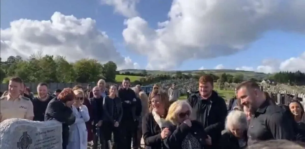 Un irlandais fait une blague à ses proches lors de son propre enterrement