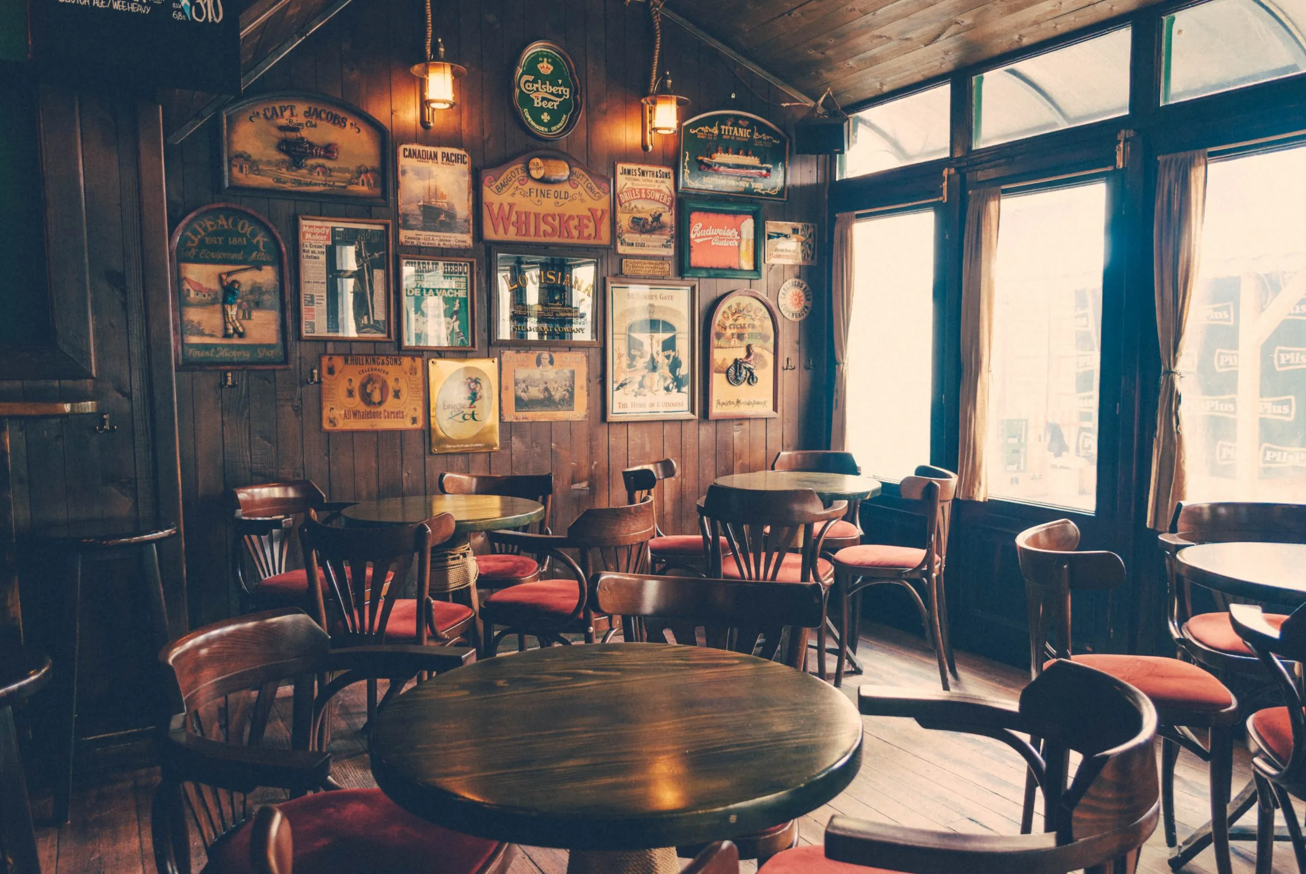 Un irish pub - Photo by Nikola Jovanovic