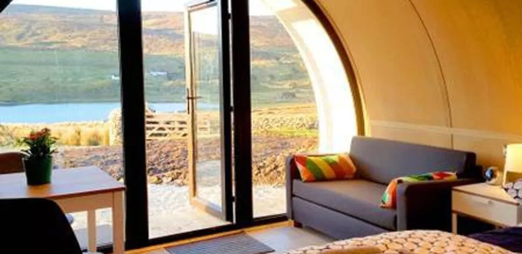 Irlande : cet Airbnb aux allures de maison de hobbit, nommé meilleur hébergement ! 1 Un hébergement digne d'un hobbit dans le comté de Donegal