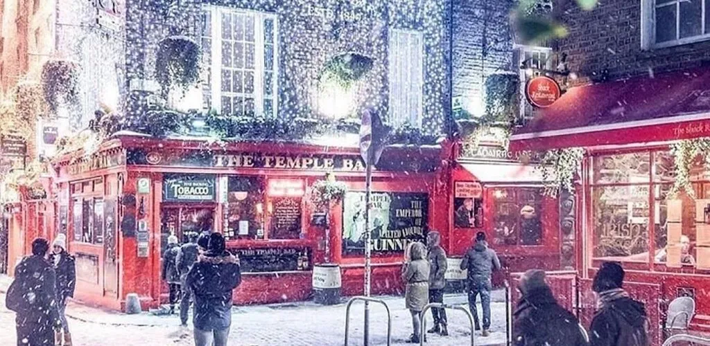 5 raisons de partir découvrir l'Irlande en hiver 5 De la neige à Temple Bar, à Dublin en Irlande - @allexphotography
