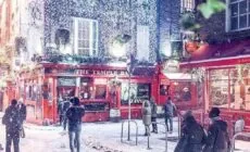De la neige à Temple Bar, à Dublin en Irlande - @allexphotography