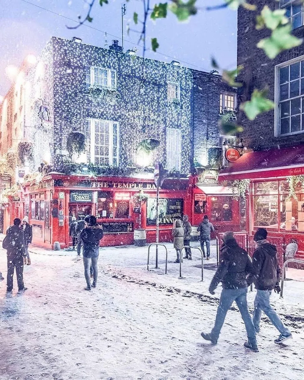 De la neige à Temple Bar, à Dublin en Irlande - @allexphotography