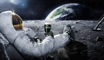 Un astronaute buvant une Guinness dans l'espace