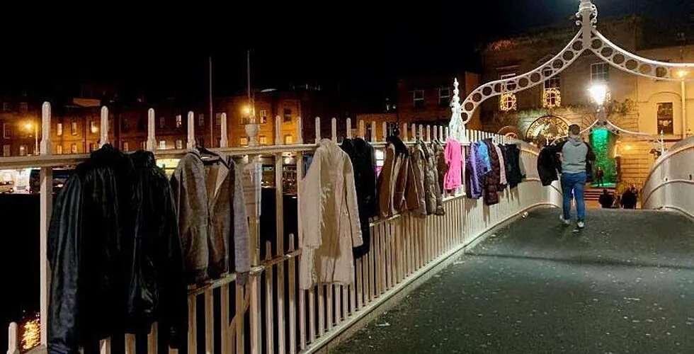 Dublin : des habitants suspendent des manteaux au pont Ha&rsquo;Penny Bridge pour les sans-abris