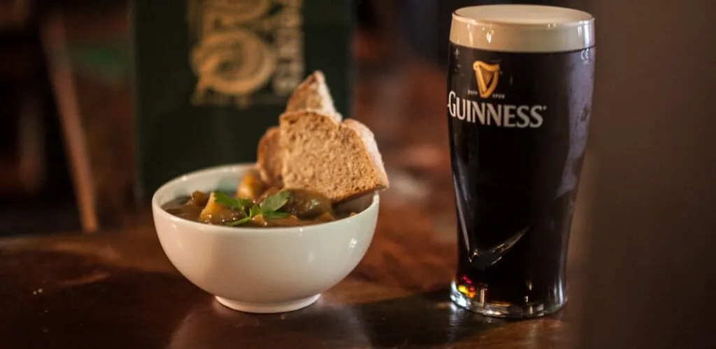 5 raisons de découvrir l'Irlande en automne ! 5 Un irish stew servi au Five Points de Belfast