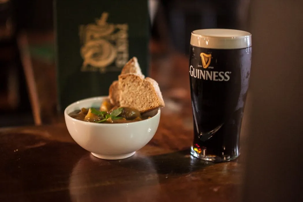 Un irish stew servi au Five Points de Belfast
