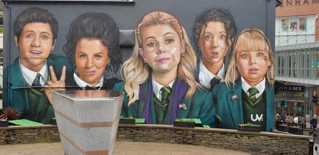 Derry Girls : un hôtel de Derry lance une visite à thème dédiée à la série !