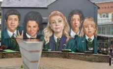 Derry Girls : un hôtel de Derry lance une visite à thème dédiée à la série ! 14 La fresque Derry Girls - Keith Ewing - cc