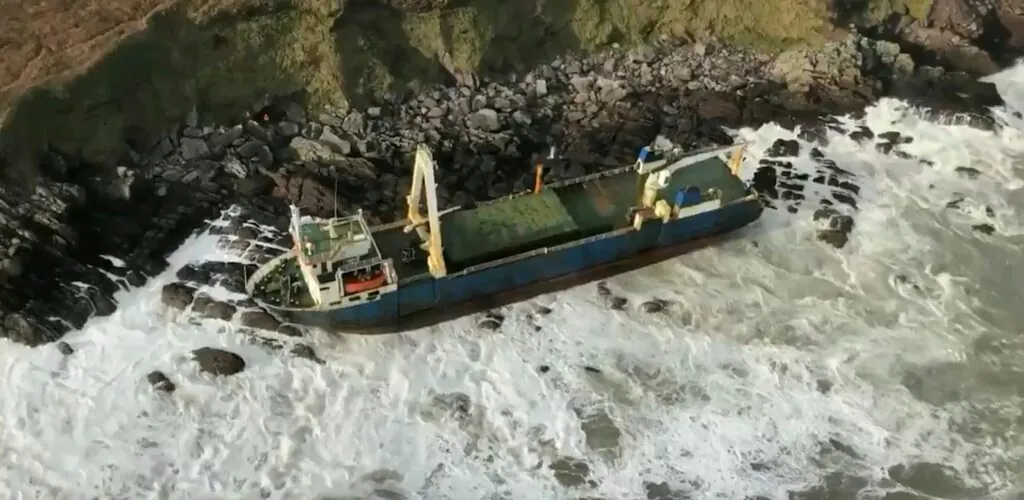 Tempête Dennis : un bateau fantôme s&rsquo;échoue en Irlande