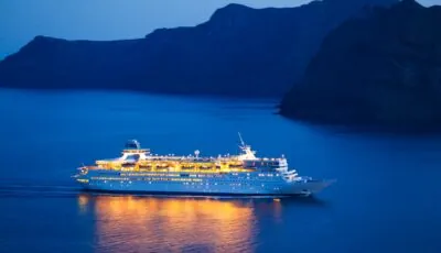 Un bateau de croisière en approche des côtes irlandaises - EpicStockMedia