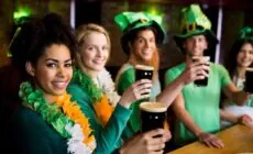 Des amis fêtant la Saint Patrick