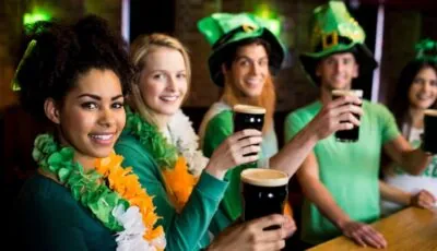 Des amis fêtant la Saint Patrick