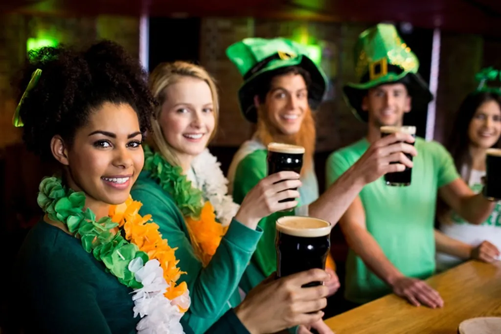 Des amis fêtant la Saint Patrick