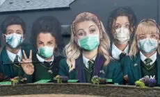 La fresque Derry Girls évolue avec le COVID-19