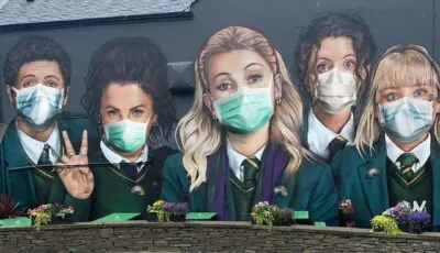 La fresque Derry Girls évolue avec le COVID-19