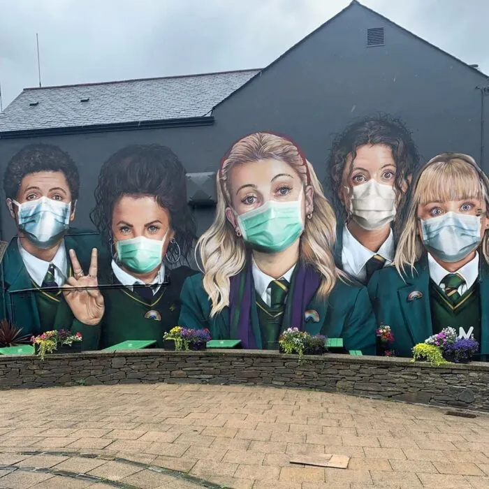 La fresque Derry Girls évolue avec le COVID-19