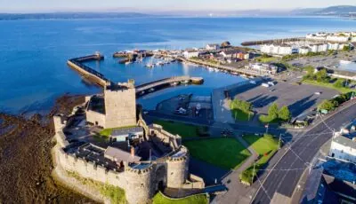 Le Carrickfergus Castle 1 Vue aérienne sur Carrickfergus en Irlande - Krzysztof Nahlik