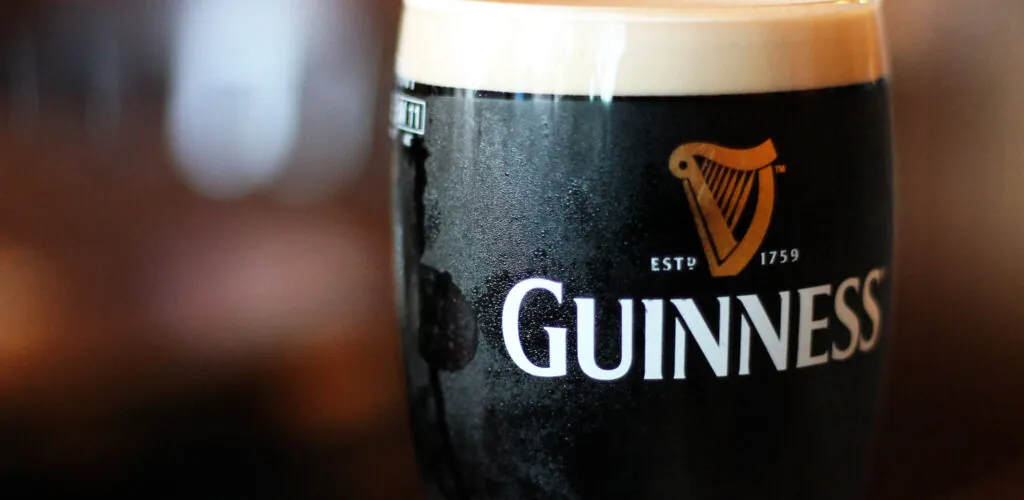 Une anglaise de 104 ans partage ses secrets de longévité : « De la Guinness, et pas de mariage »