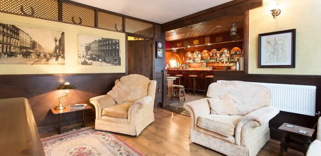 Un irish pub entier disponible à la location sur Airbnb 1 Le Conroy's irish pub à Aglish