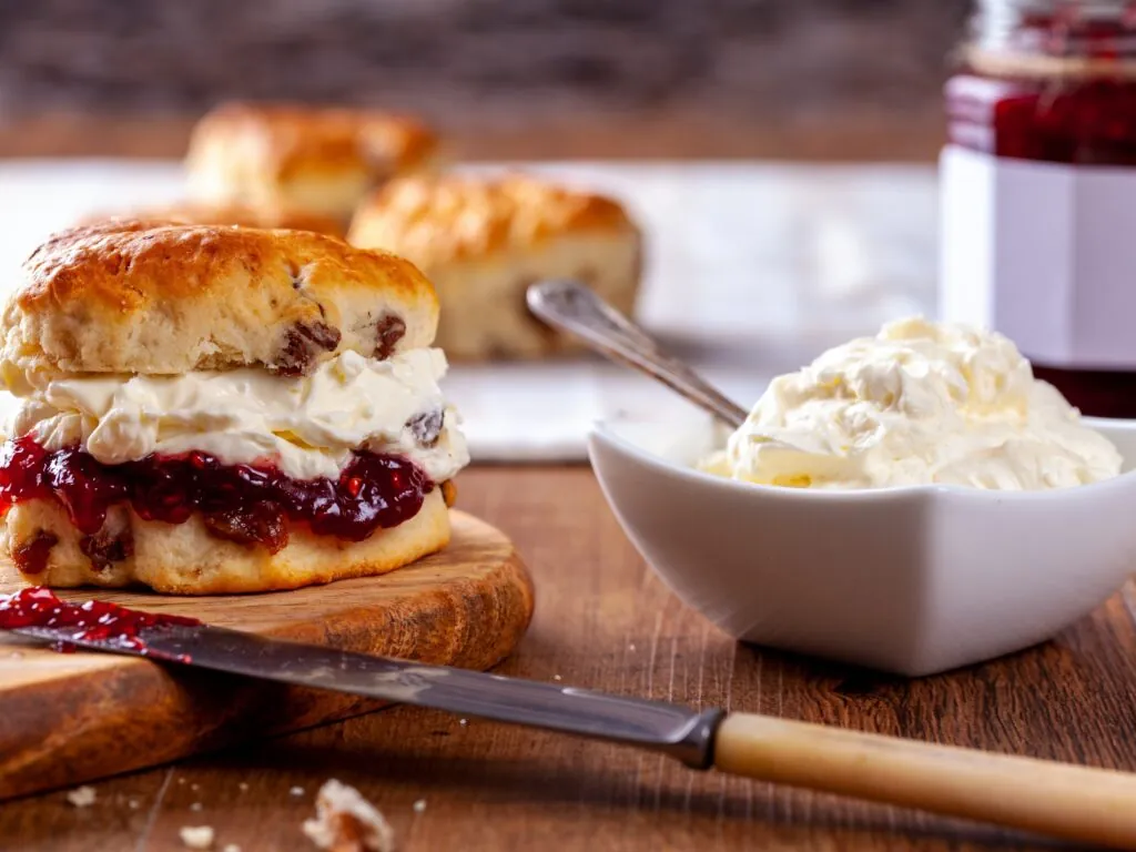 Un scone avec de la clotted cream - © Dave Denby Photography