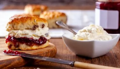 Un scone avec de la clotted cream - © Dave Denby Photography