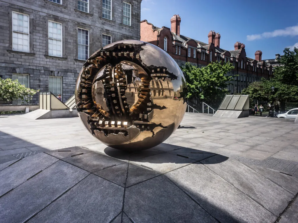 Sphere with Sphere à Trinity College, Dublin - William Murphy - cc