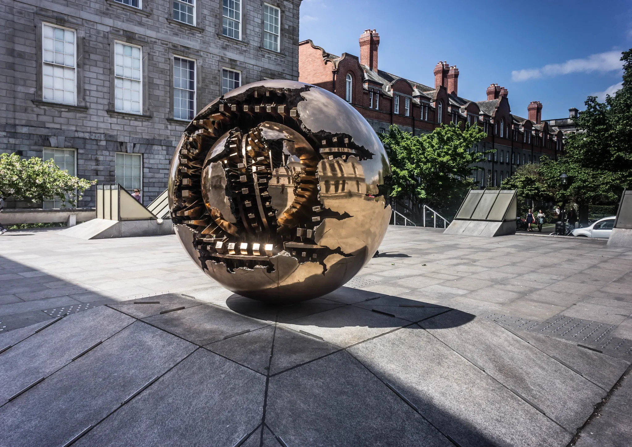 Sphere with Sphere à Trinity College, Dublin - William Murphy - cc