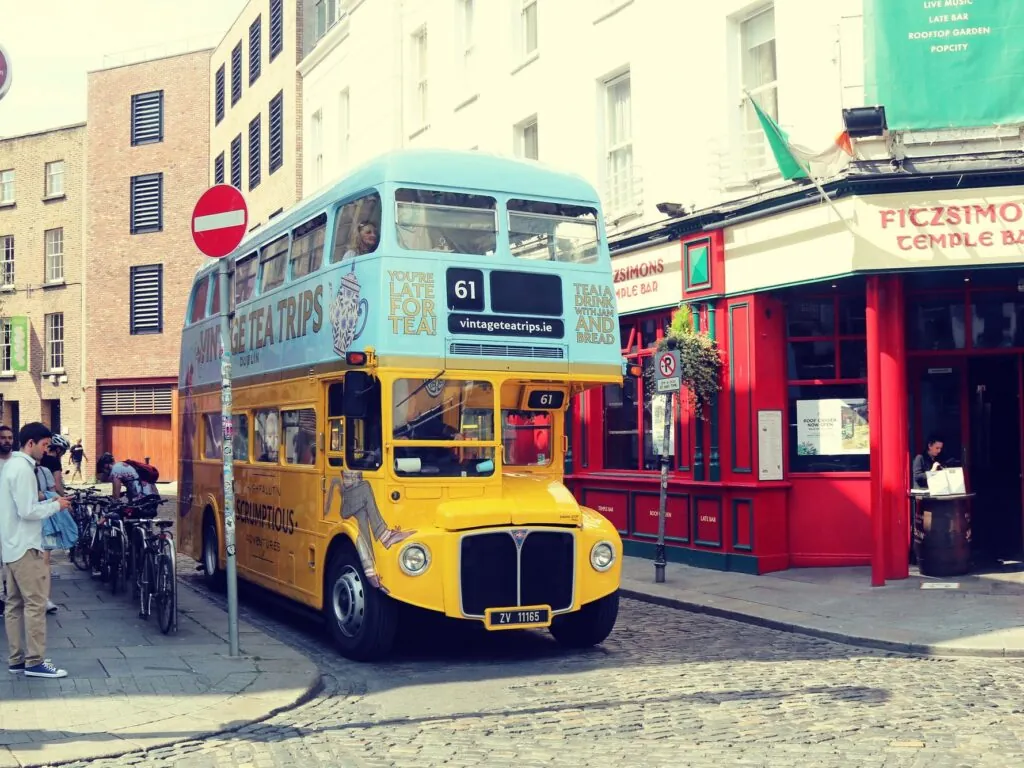 Un bus Vintage Tea Trips à Dublin - Cityswift - cc