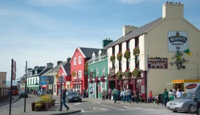 Une rue près du port de Dingle - Sharkshock