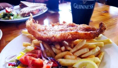 Les Pourboires en Irlande (tips) 1 Un fish and chips et sa pinte de Guinness à Galway - Wayne Thume - cc