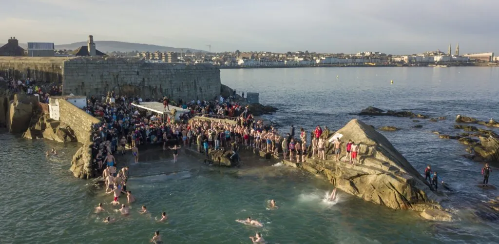 Forty Foot, lors de la baignade glacée de Noël - © Eugene Remizov