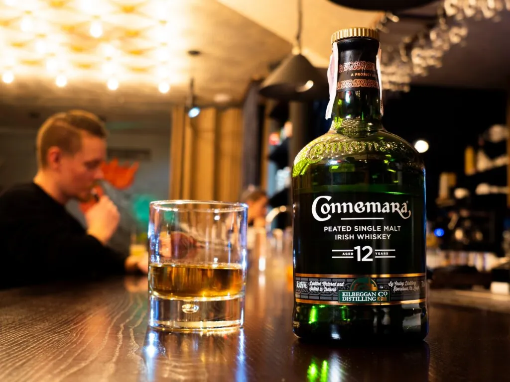 Une bouteille de Whiskey Connemara - IgorGolovniov