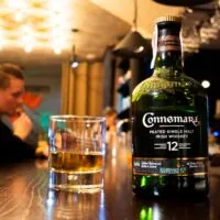 Une bouteille de Whiskey Connemara - IgorGolovniov