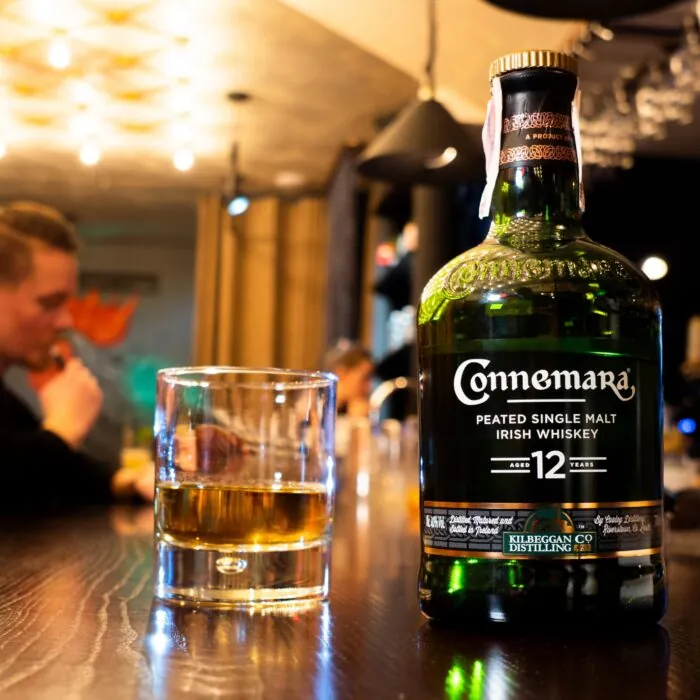 Une bouteille de Whiskey Connemara - IgorGolovniov