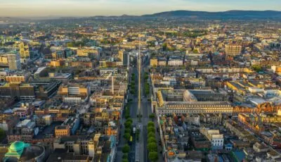 Où dormir à Dublin : les meilleurs quartiers ! 1 Vue aérienne sur O'Connell Street à Dublin - © Irish Drone Photography