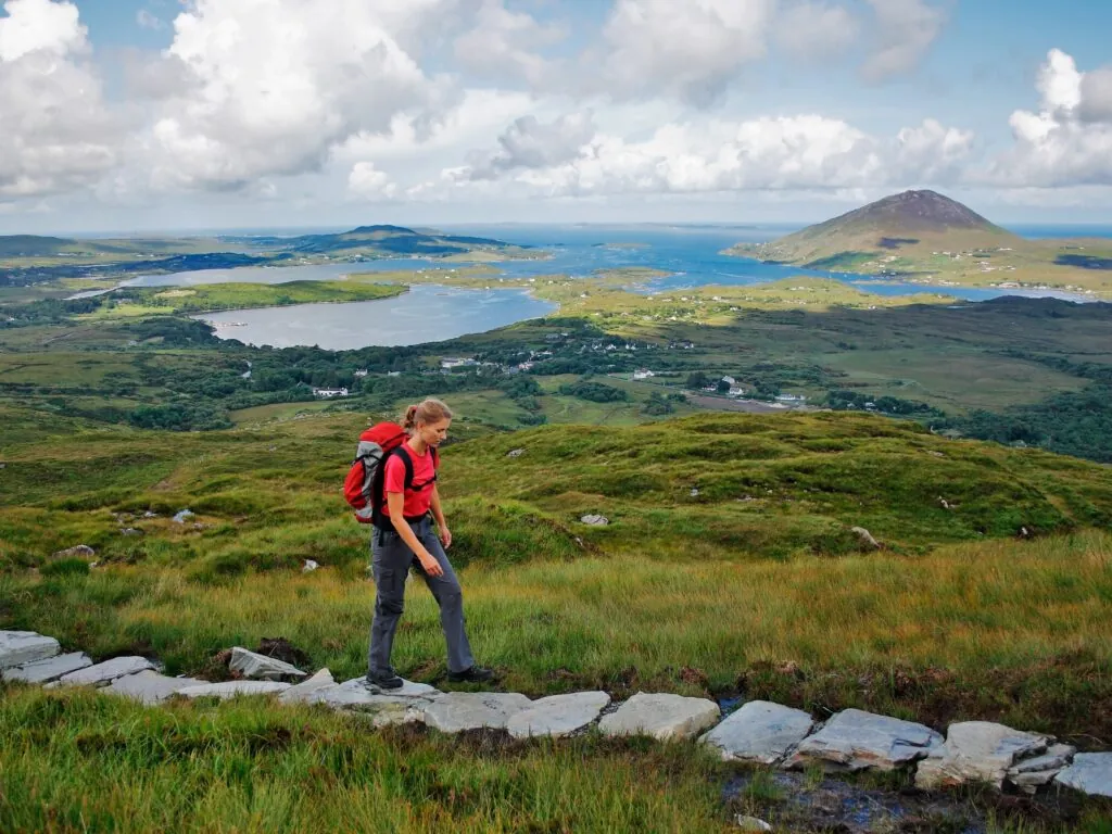Une randonneuse dans le Connemara - Hiking in Connemara - © panimo