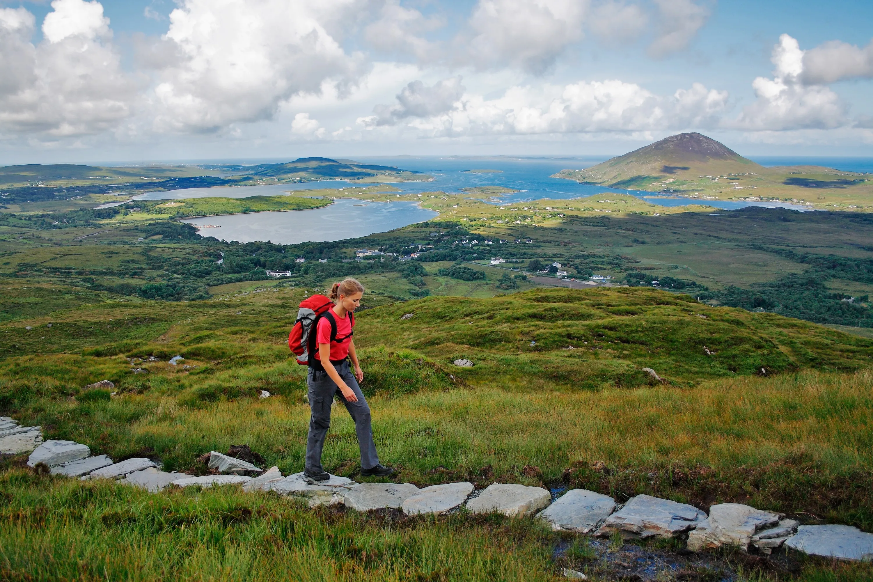 Une randonneuse dans le Connemara - Hiking in Connemara - © panimo