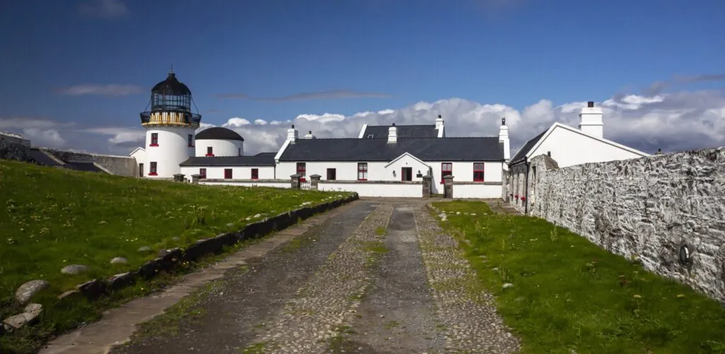 Hébergement en Irlande : et si vous alliez dormir dans le phare de Clare Island ?