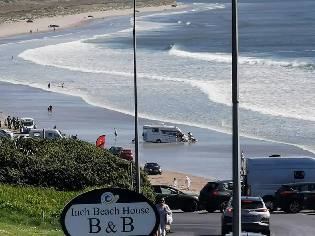 Un Camping-car victime de la marée sur Inch Beach - Inch Beach House & Cottages