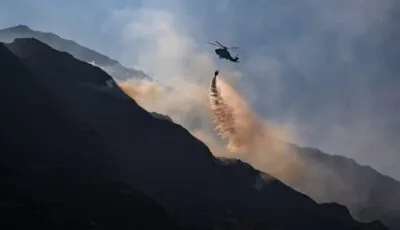 Un hélicoptère survolant l'incendie du Parc National de Killarney - © gabriel12