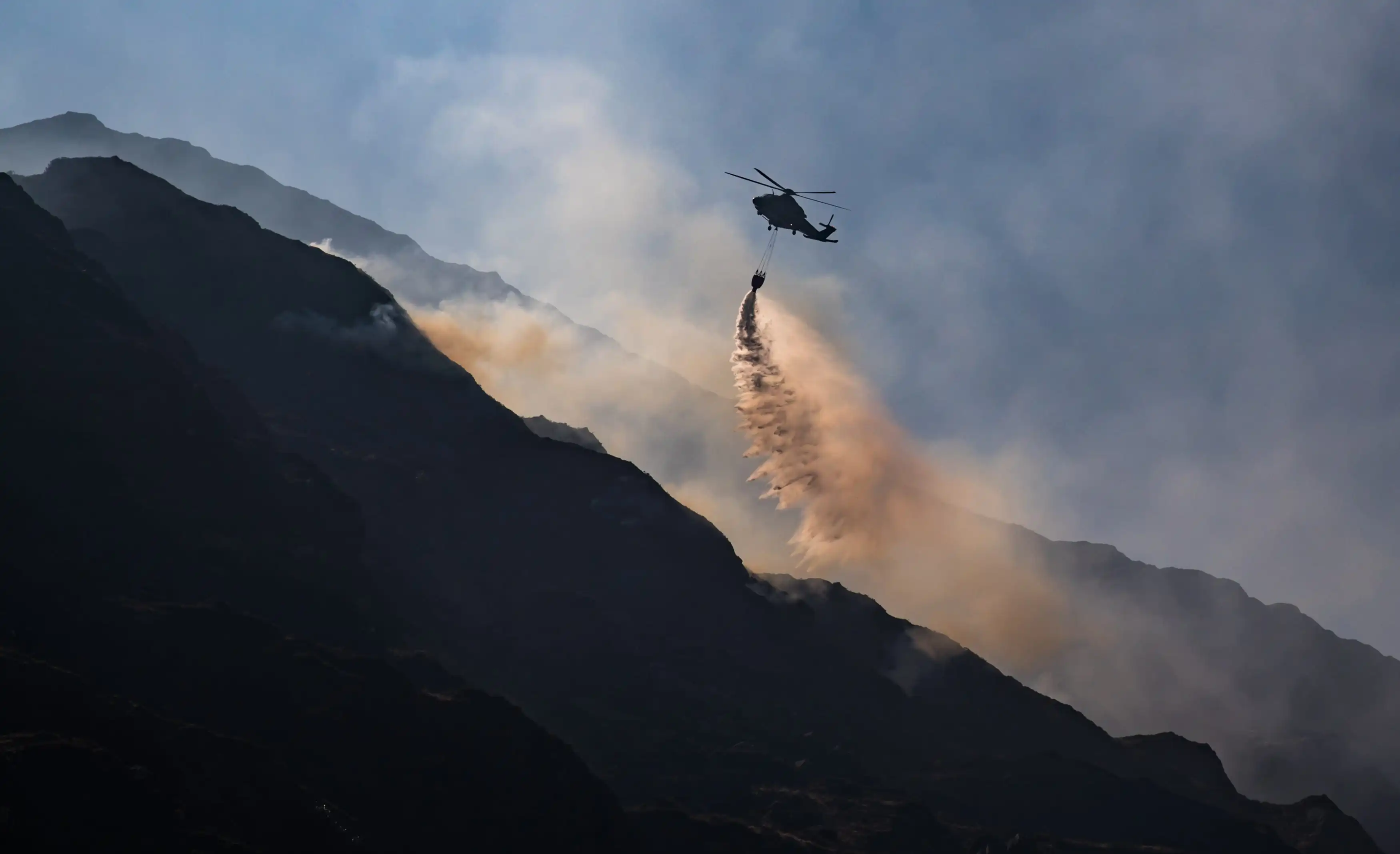 Un hélicoptère survolant l'incendie du Parc National de Killarney - © gabriel12