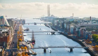 La Liffey 1 Vue aérienne du fleuve Liffey à Dublin - © SomethingIrish