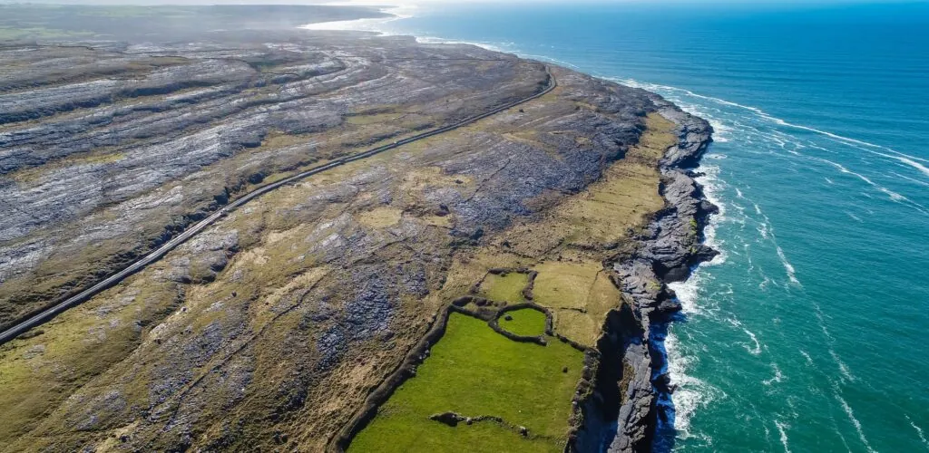 Le top 7 des meilleurs endroits sauvages à découvrir en Irlande 6 Le Burren - © Darren