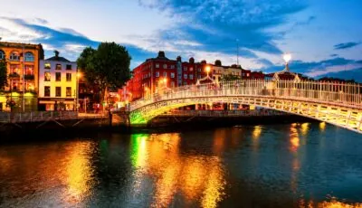 Où aller ? République d'Irlande ou Irlande du Nord : les différences 4 Le Ha'Penny bridge à Dublin - © Madrugada Verde-