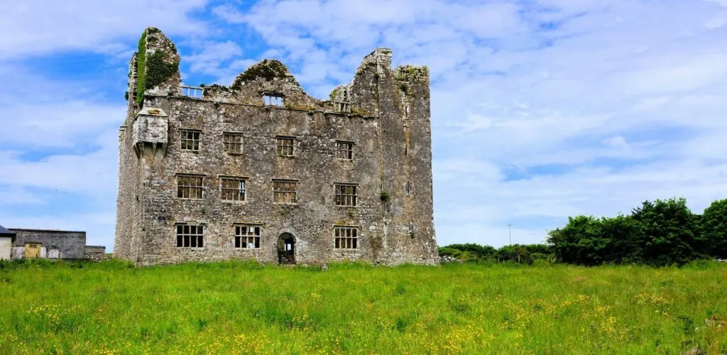 Top 8 des châteaux les plus hantés d'Irlande ! 6 Le Leamaneh Castle - © Jenifoto
